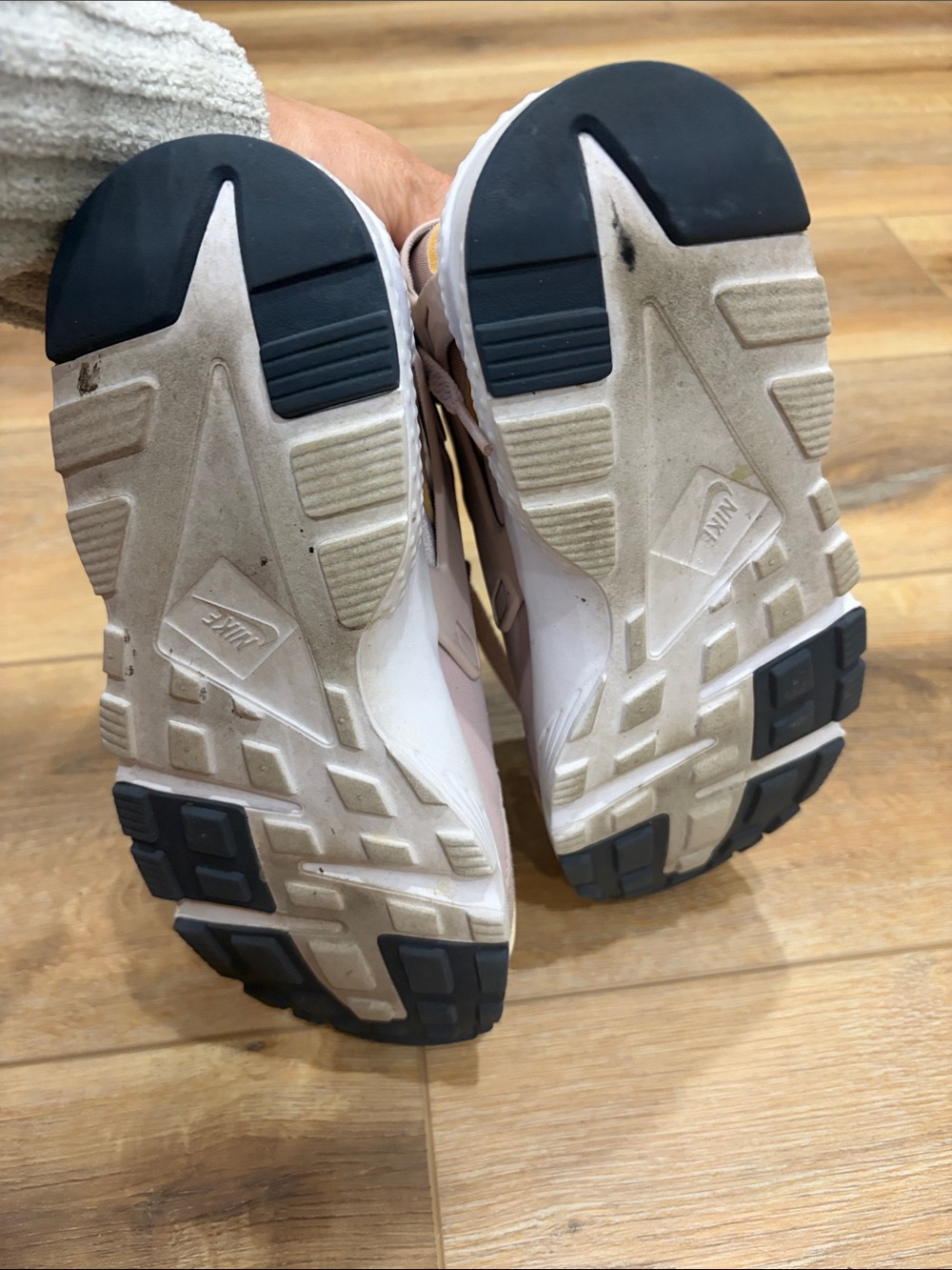 Nike huarache 6.5Y Neutral Blush Lace-Up Sneakers - Pink/Beige - Picture 4 of 4